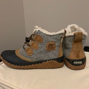 Sorel Out N About waterproof boots. Youth size 3